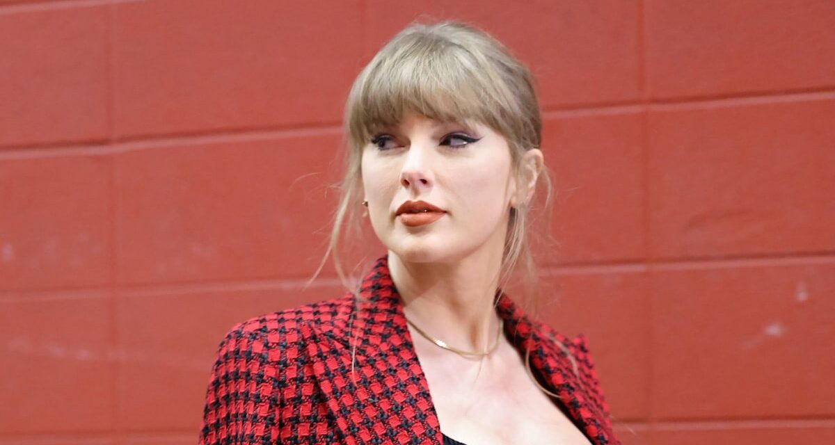 Taylor Swift montre sa taille fine dans un look bustier ajusté lors d&rsquo;une superbe apparition télévisée