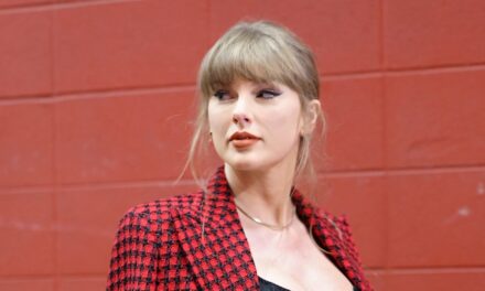 Taylor Swift montre sa taille fine dans un look bustier ajusté lors d&rsquo;une superbe apparition télévisée