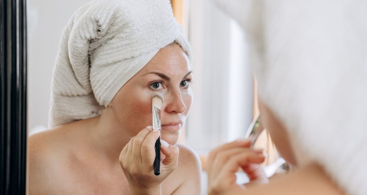 Fini l&rsquo;anti-cernes froissé : une astuce de maquilleuse qui fonctionne quel que soit votre âge