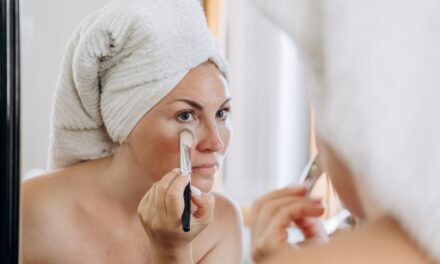 Fini l&rsquo;anti-cernes froissé : une astuce de maquilleuse qui fonctionne quel que soit votre âge