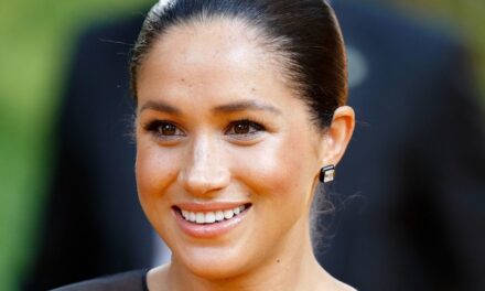 Meghan Markle surprend en robe arrière sans dos pour le voyage en solo paris
