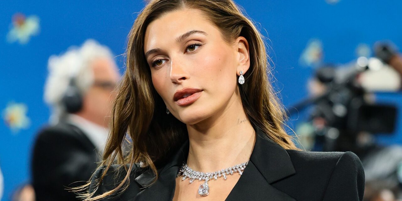 Hailey Bieber est incroyable alors qu&rsquo;elle se déshabille en lingerie noire pour une nouvelle séance photo