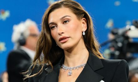 Hailey Bieber est incroyable alors qu&rsquo;elle se déshabille en lingerie noire pour une nouvelle séance photo