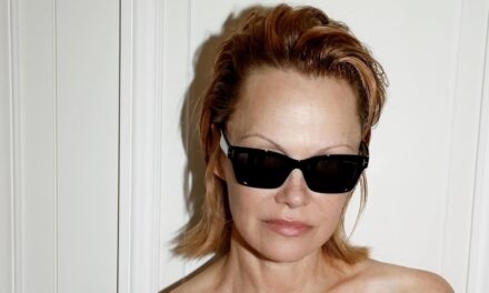 Comment embrasser les cheveux roux à la fin des années 50 comme Pamela Anderson