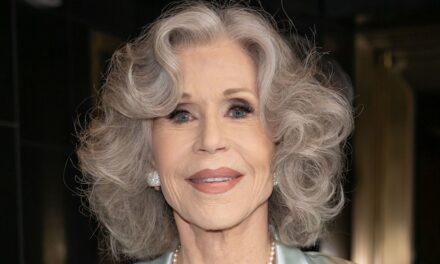 Jane Fonda, 87 ans, a l&rsquo;air plus jeune que jamais en apparence glamour du tapis rouge