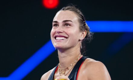 La star du tennis Aryna Sabalenka présente une silhouette à couper le souffle au milieu d&rsquo;une escapade ensoleillée à Dubaï