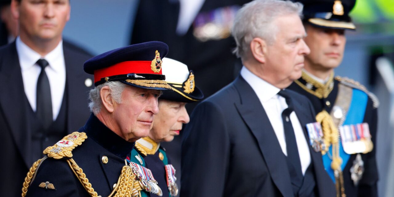 Pourquoi Andrew a-t-il reçu le nom de famille Mountbatten-Windsor ?