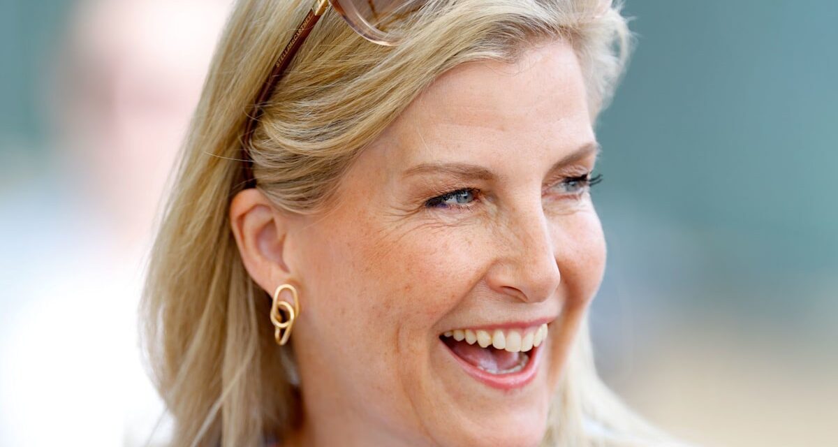 La duchesse Sophie est l&rsquo;ultime fashionista royale dans une superbe jupe ra-ra aux côtés de Lady Louise