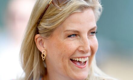 La duchesse Sophie est l&rsquo;ultime fashionista royale dans une superbe jupe ra-ra aux côtés de Lady Louise