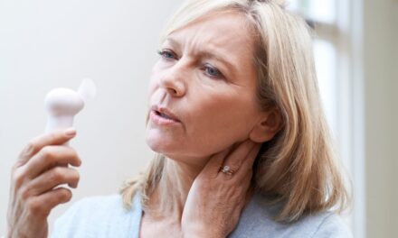 9 aliments qui aident (et empêchent) les bouffées de chaleur de la ménopause – dont un petit mais puissant