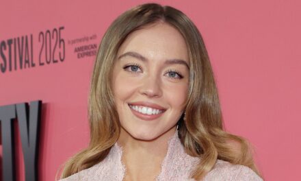 La robe en satin et en dentelle de Sydney Sweeney pour le London Film Festival est une pure perfection