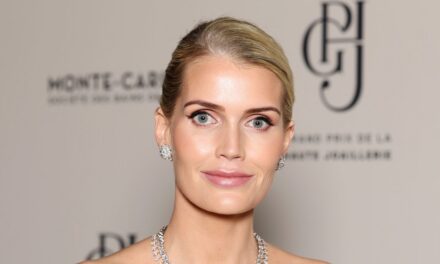 Lady Kitty Spencer pourrait être une ballerine dans une robe Dolce & Gabbana « opulente » découvrant les chevilles