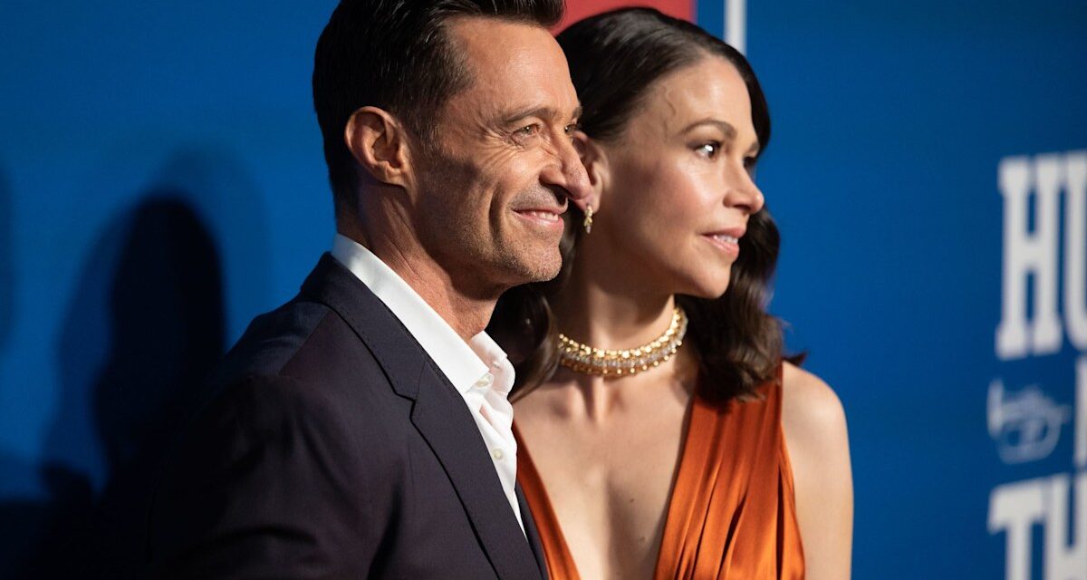 Hugh Jackman fait une apparition sur le tapis rouge avec Sutton Foster après le divorce de Deborra-Lee Furness