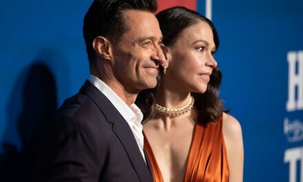 Hugh Jackman fait une apparition sur le tapis rouge avec Sutton Foster après le divorce de Deborra-Lee Furness
