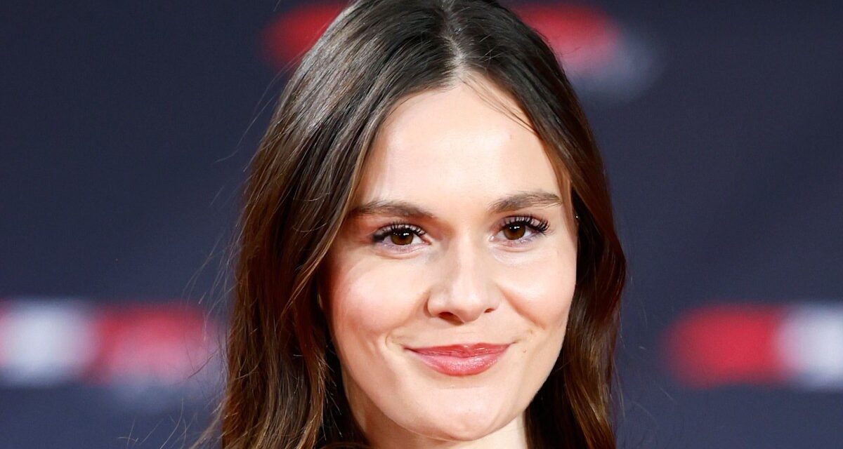 Holly Ramsay est une future mariée tonique en jupe basse à sequins