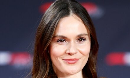 Holly Ramsay est une future mariée tonique en jupe basse à sequins