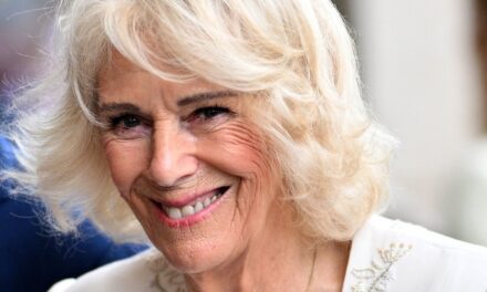 La reine Camilla vient de porter une version moderne de sa robe de mariée à Rome – et personne ne l&rsquo;a remarqué