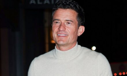 Orlando Bloom sourit aux côtés de sa fille Daisy Dove et de sa maman glamour alors que Katy Perry et Justin Trudeau font la une des journaux