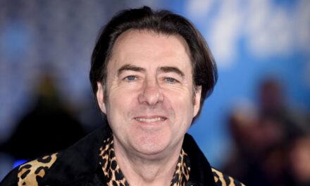Jonathan Ross partage ses véritables impressions sur le fait d&rsquo;être sur des célébrités Traitors : « Je n&rsquo;ai pas apprécié ça »