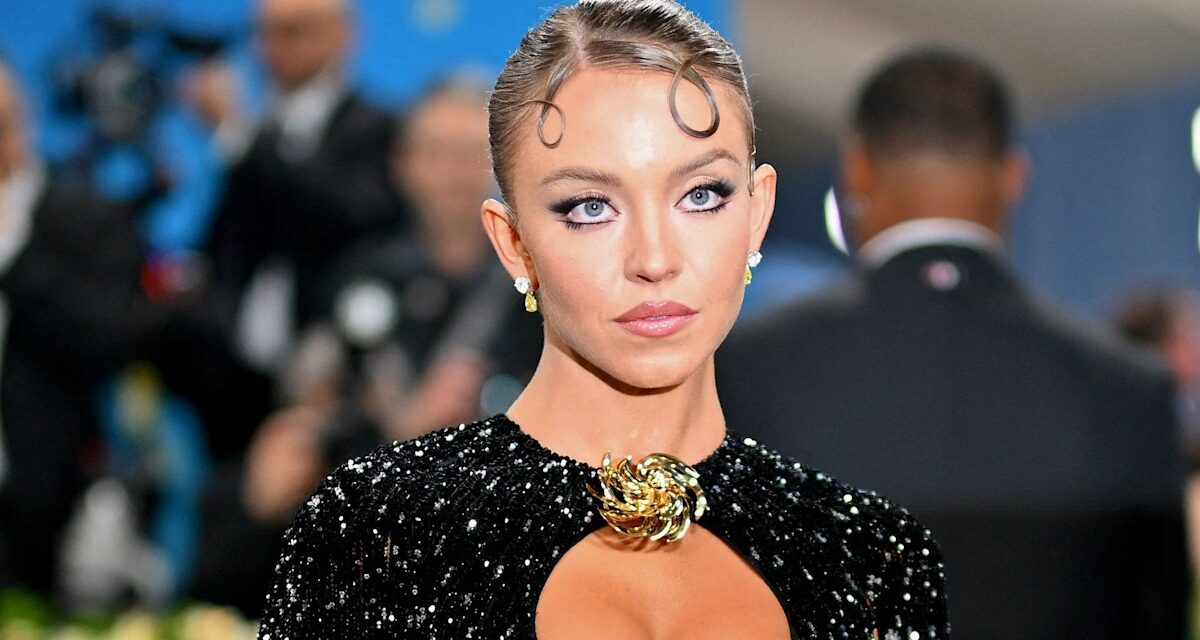 La tenue d&rsquo;automne incontournable de Sydney Sweeney se compose d&rsquo;un jean et d&rsquo;un pull en tricot douillet.