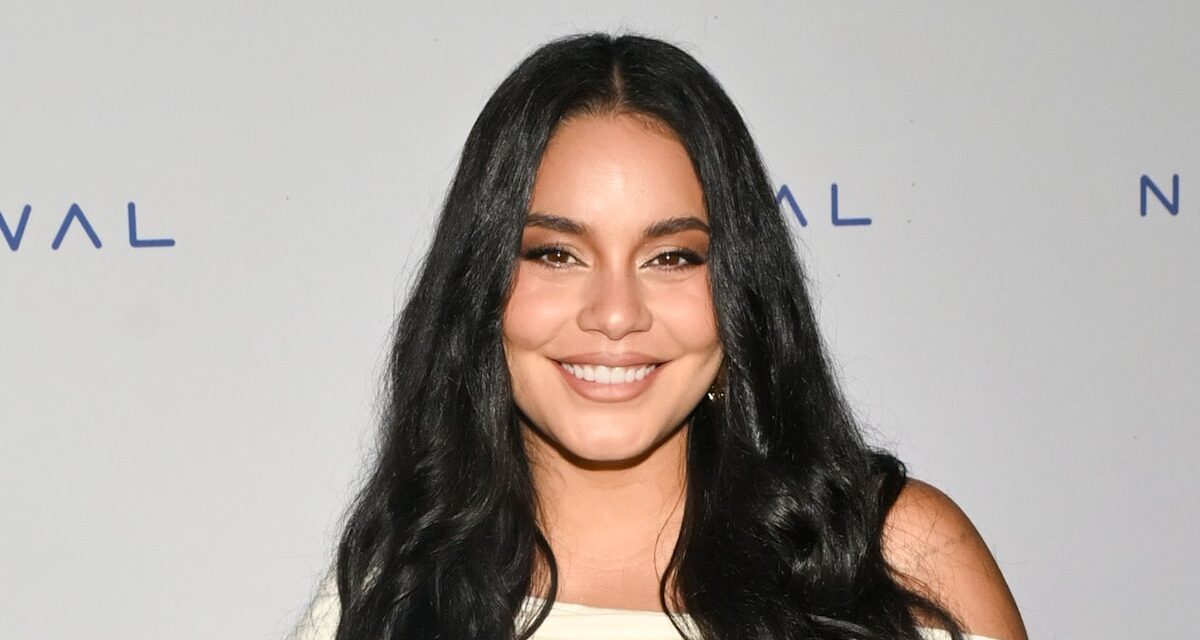 Vanessa Hudgens montre son baby bump en bikini sur la plage avec sa meilleure amie enceinte