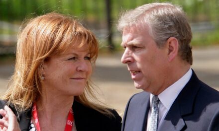 Pourquoi le prince Andrew et Sarah Ferguson vivent toujours ensemble 29 ans après leur divorce