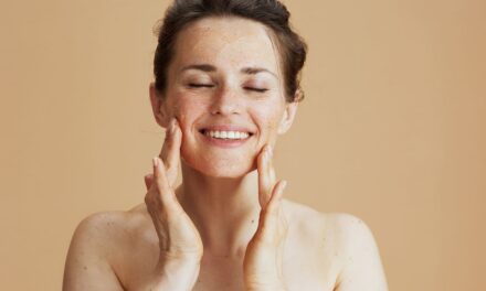 Rétinol dans la quarantaine et la cinquantaine: ce qu&rsquo;un dermatologue supérieur veut que vous sachiez