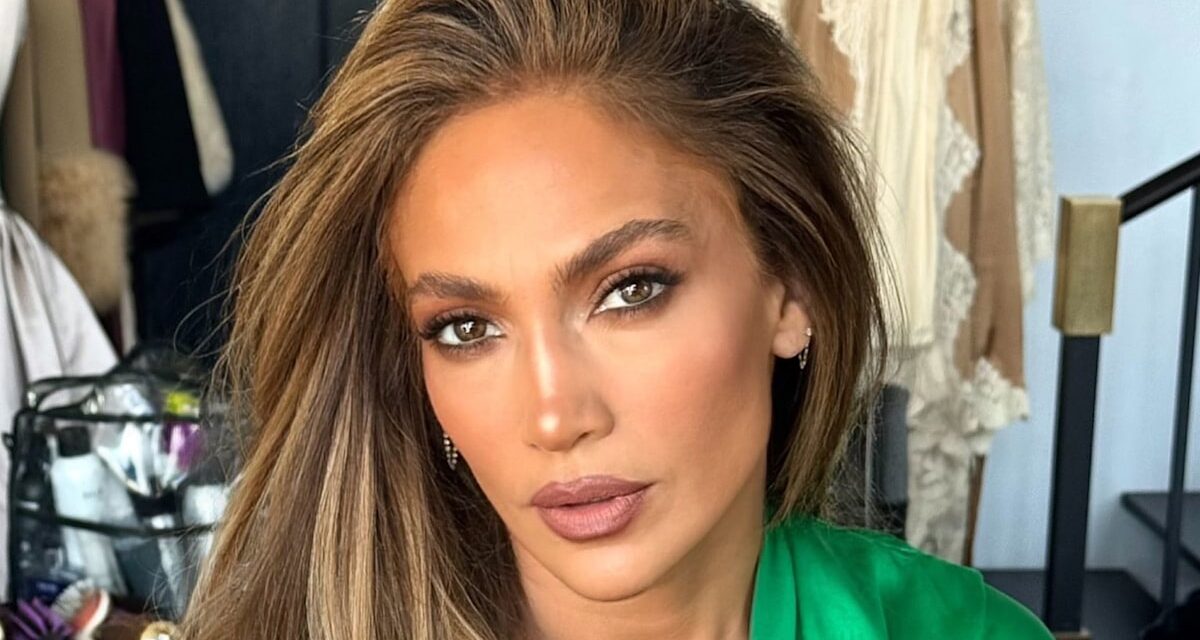 Jennifer Lopez perfectionne la tendance vestimentaire transparente dans une robe de dentelle scintillée et des talons riches en ciel