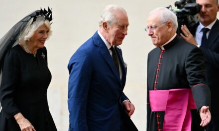 Le roi Charles fait une première historique lors de sa visite d&rsquo;État au Vatican avec la reine Camilla