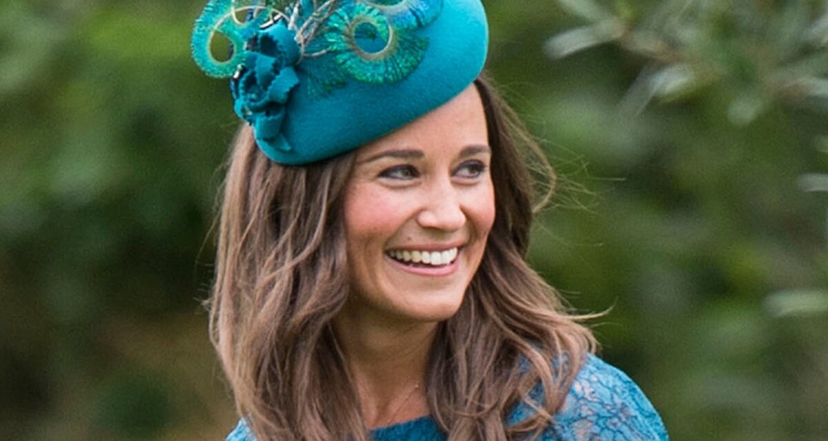 Pippa Middleton montre son bronzage éclatant dans une robe manteau ra-ra