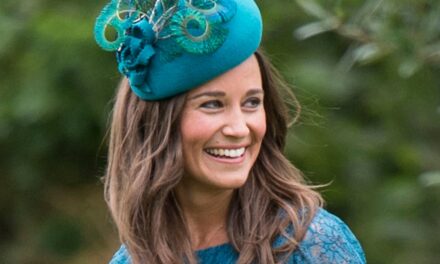 Pippa Middleton montre son bronzage éclatant dans une robe manteau ra-ra