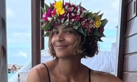 Halle Berry expose sa poitrine nue en robe transparente en superbes photos au bord de l&rsquo;eau