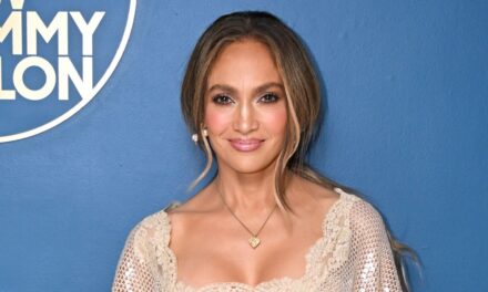 Jennifer Lopez parle d&rsquo;un dysfonctionnement dramatique de sa garde-robe : « Le truc s&rsquo;effondre »