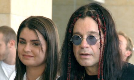 La fille rarement observée d&rsquo;Ozzy Osbourne, Aimee, se joint à une famille célèbre alors qu&rsquo;elle détaille les dernières années «insupportables» de papa