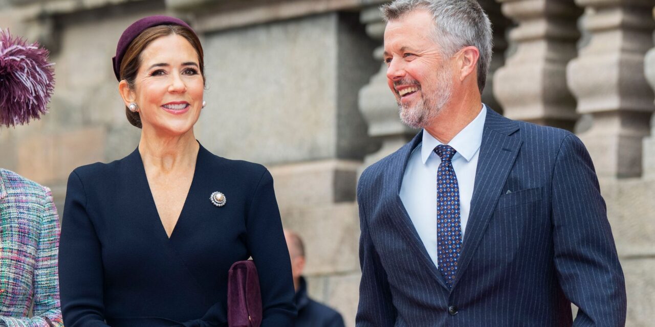 La reine Mary embrasse sa belle-mère, la reine Margrethe, alors qu&rsquo;elles se réunissent pour la tradition royale annuelle