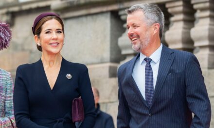 La reine Mary embrasse sa belle-mère, la reine Margrethe, alors qu&rsquo;elles se réunissent pour la tradition royale annuelle