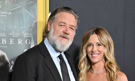 Terri Irwin offre un aperçu rare de la romance de Russell Crowe avec sa fiancée Britney, 33 ans – en exclusivité