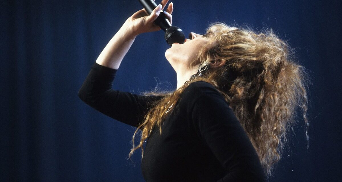 Icône de la musique des années 80, 63 ans, brille dans une photo de bikini sans maquillage