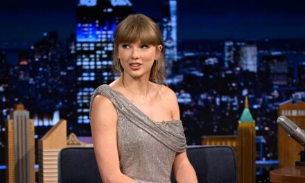 Taylor Swift met en valeur ses jambes ultra longues en mini-robe en argent en apparence tournante dans le spectacle de ce soir