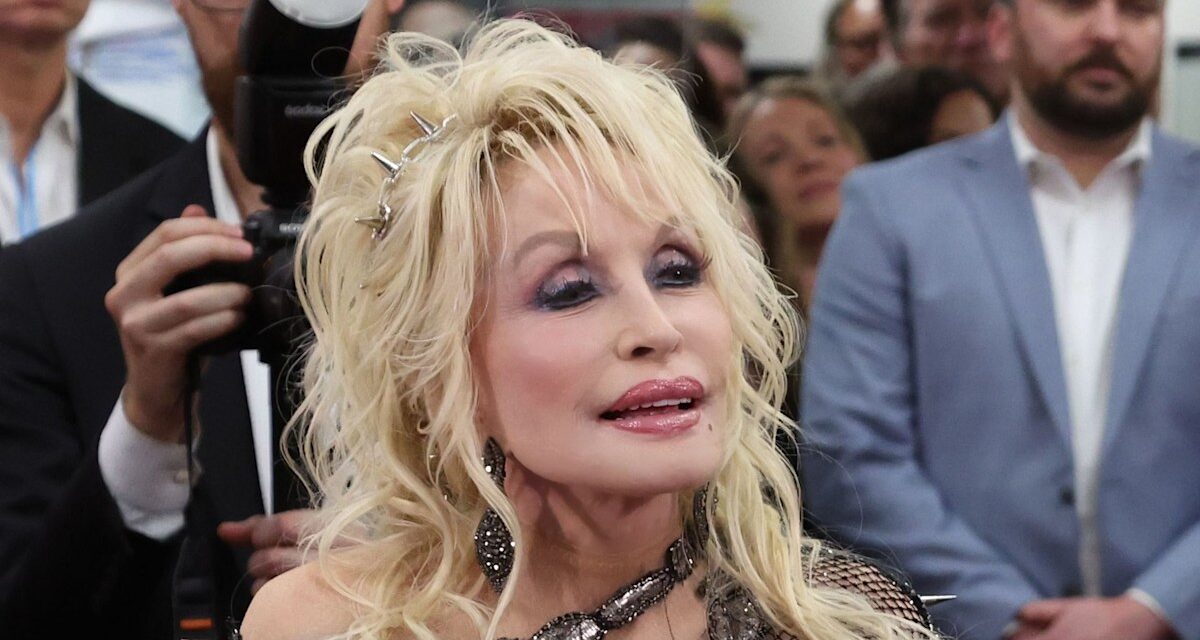 Où Dolly Parton vit au milieu des problèmes de santé comme sœur demande des «  prières  »