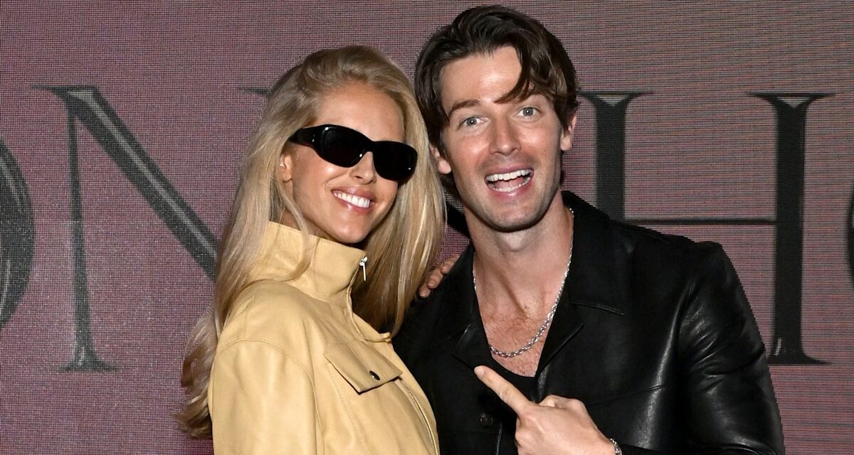 Patrick Schwarzenegger soutient sa femme mannequin alors qu&rsquo;elle défile Victoria&rsquo;s Secret en lingerie sensuelle