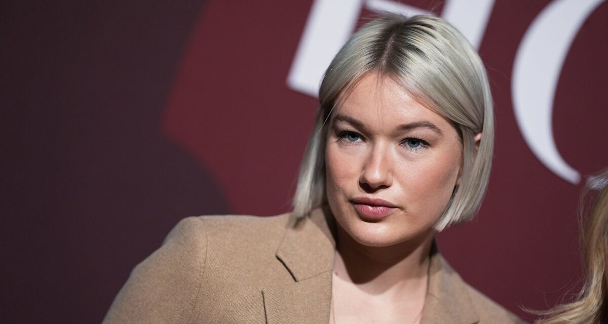 Le bébé Nepo ressemble exactement à sa célèbre maman lors d&rsquo;une rare sortie sur le tapis rouge