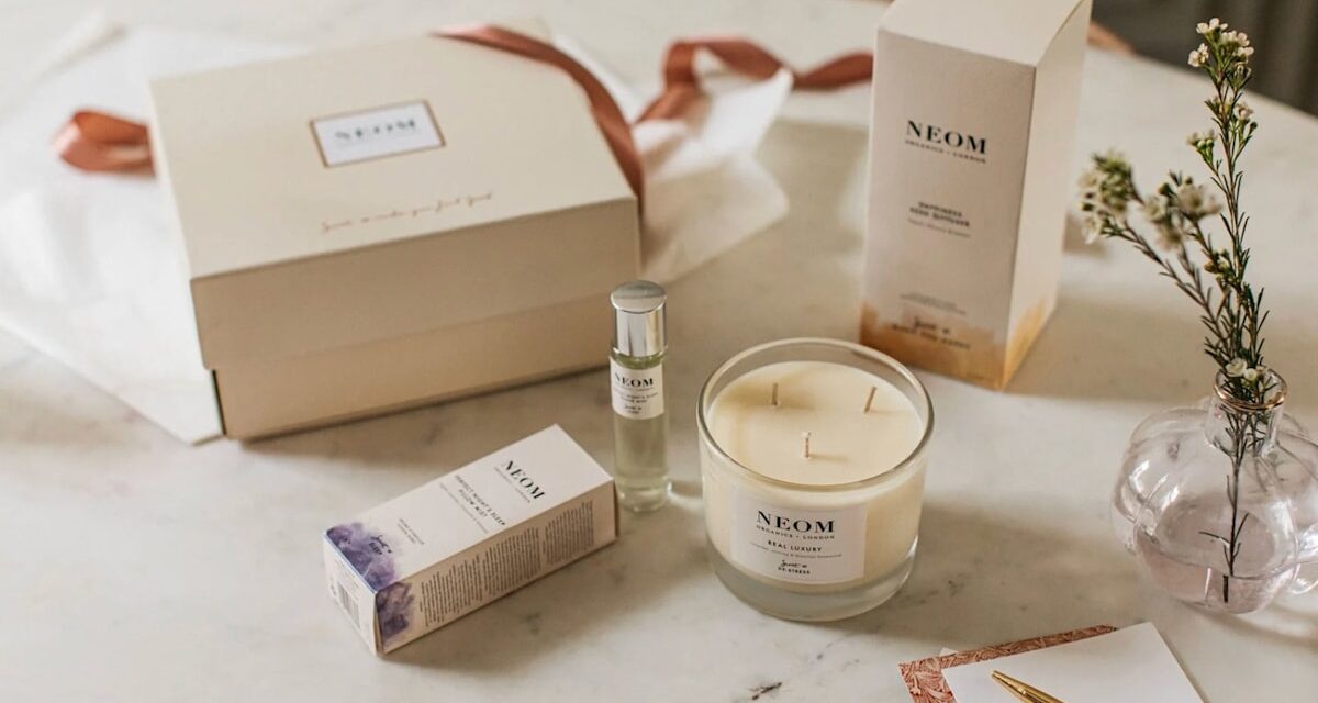 NEOM ramène ses coffrets bien-être à guichets fermés avec des bougies, des diffuseurs et des soins de la peau – et nous sommes obsédés