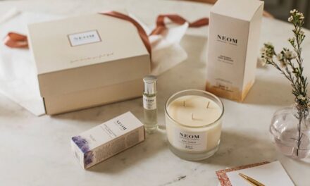 NEOM ramène ses coffrets bien-être à guichets fermés avec des bougies, des diffuseurs et des soins de la peau – et nous sommes obsédés