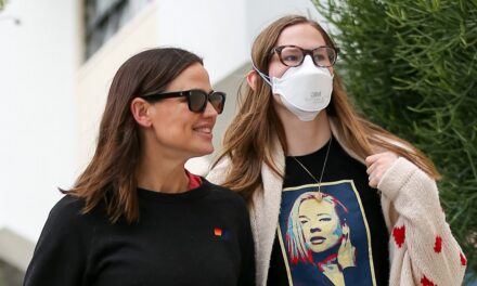 La fille de Jennifer Garner, Violet Affleck, tient de sa mère tandis que son père, Ben Affleck, s&rsquo;exprime