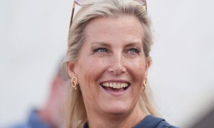 La duchesse Sophie vient de retirer un pantalon blanc en automne – quelle leçon de mode