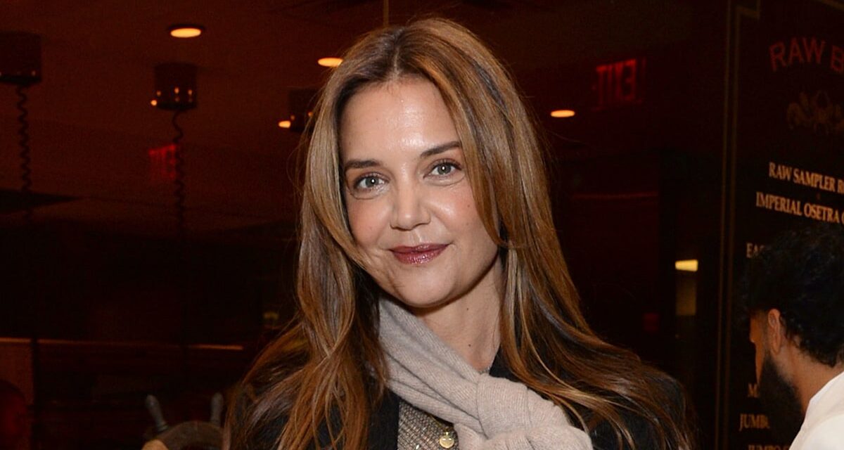 Le haut transparent et le soutien-gorge noir de Katie Holmes sont le combo sensuel ultime sur les photos de New York