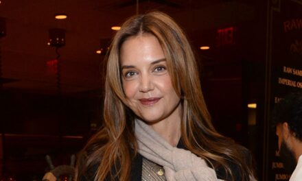 Le haut transparent et le soutien-gorge noir de Katie Holmes sont le combo sensuel ultime sur les photos de New York