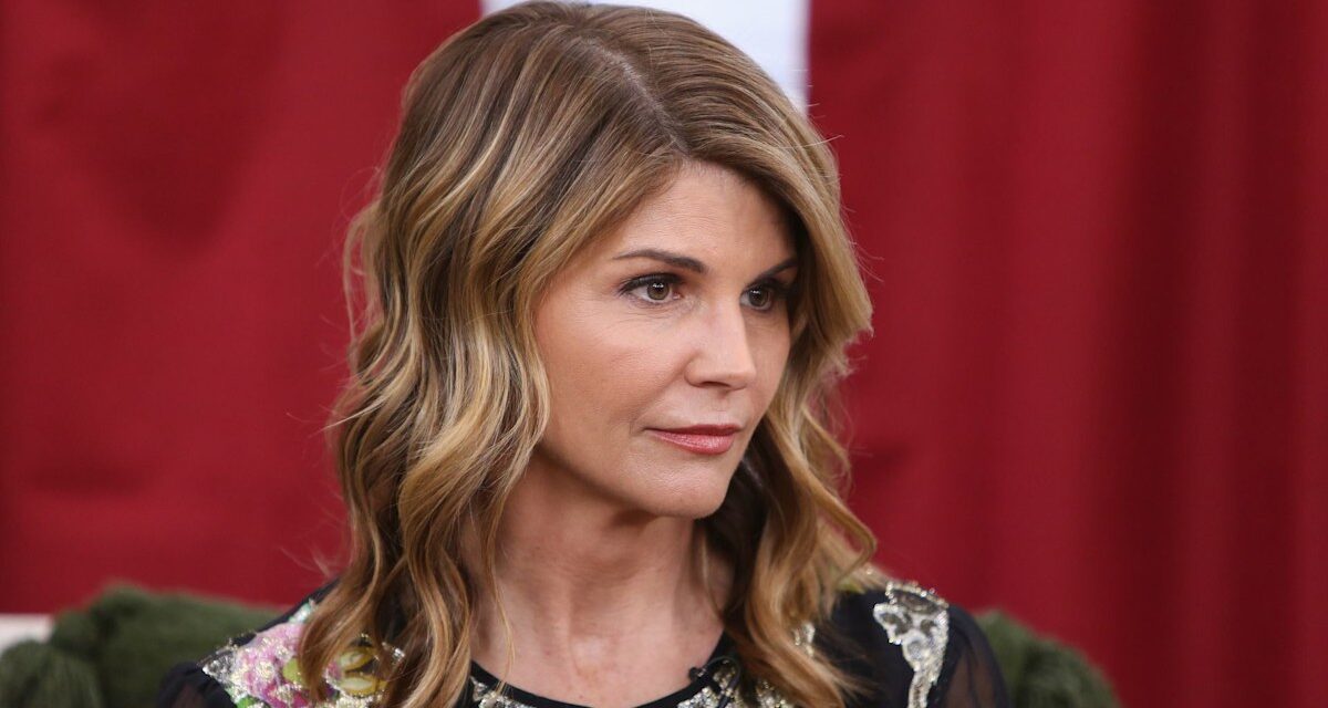 Lori Loughlin de l&rsquo;ex Mossimo Giannulli a repéré avec styliste de mode