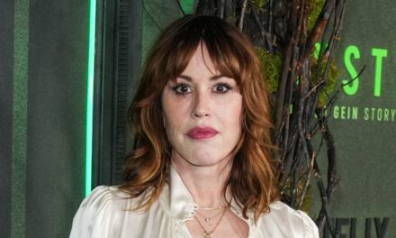 L&rsquo;apparition de l&rsquo;actrice de Molly Ringwald fait que les fans disent la même chose dans de nouvelles photos